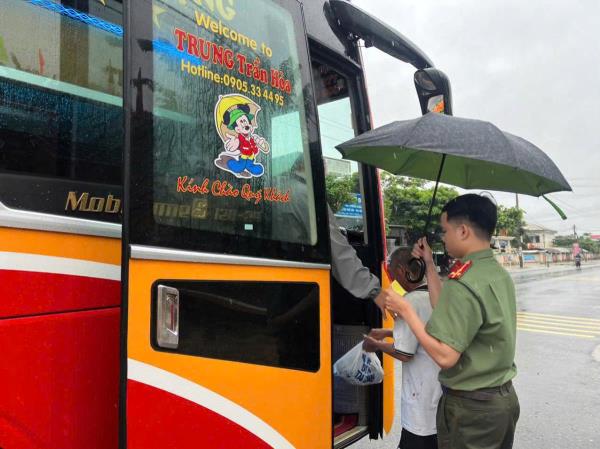 Công an cơ sở hỗ trợ cụ ông đi lạc gần 800km về nhà