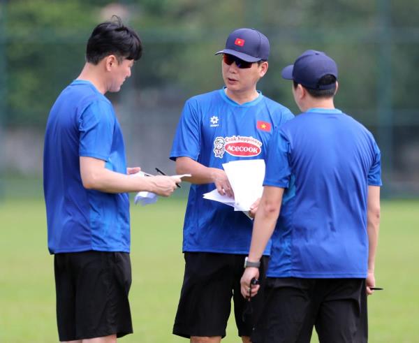HLV Kim Sang-sik về Hàn, tìm trợ lý