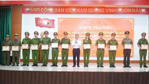 Công an Phường An Khê kiện toàn lực lượng bảo vệ ANTT và khen thưởng thành tích phòng, chống ma túy