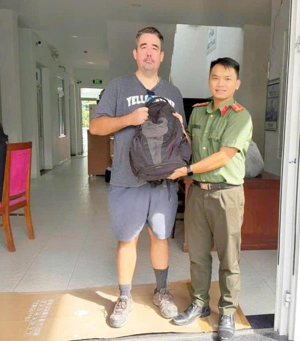Du khách nước ngoài cảm ơn Công an