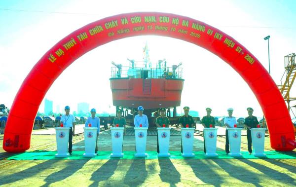 Hạ thủy tàu chuyên dụng phục vụ chữa cháy và cứu nạn, cứu hộ trên sông, cửa biển