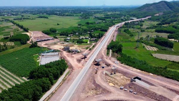 Gấp rút hoàn thiện hai nút giao trên cao tốc qua Huế