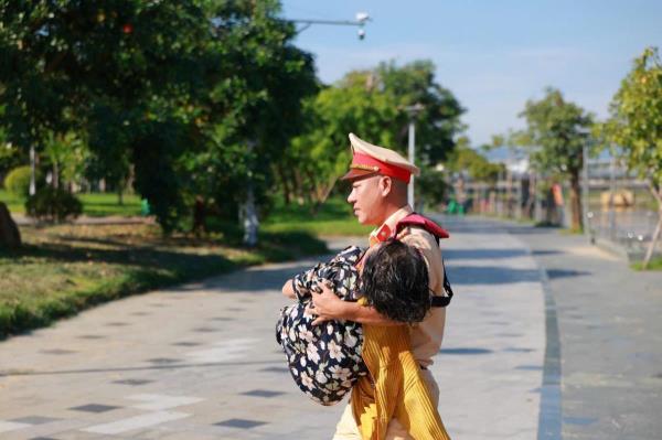 Cán bộ CSGT cứu người