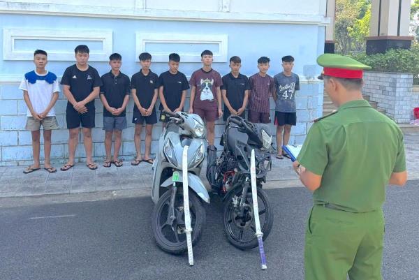 Khởi tố, bắt tạm giam 8 đối tượng dàn cảnh dùng kiếm cướp xe mô tô