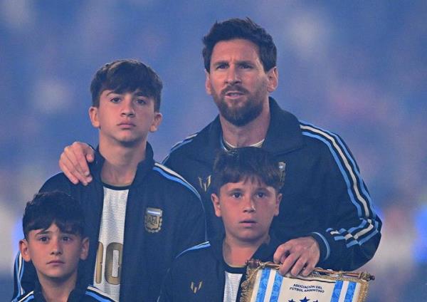 Messi bật khóc trên đường ra sân đá trận chia tay đội tuyển Argentina