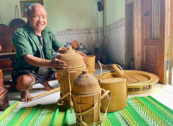 Người giữ hồn nghề đan lát của đồng bào Cơ Tu