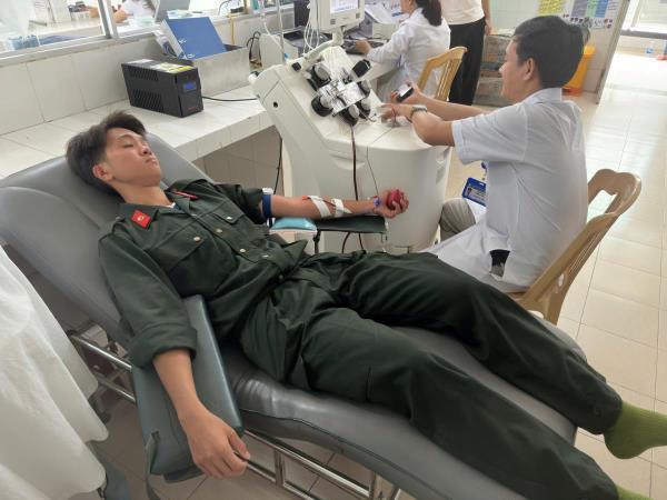 Chiến sĩ CSCĐ kịp thời hiến tiểu cầu cho bệnh nhân ung thư gan