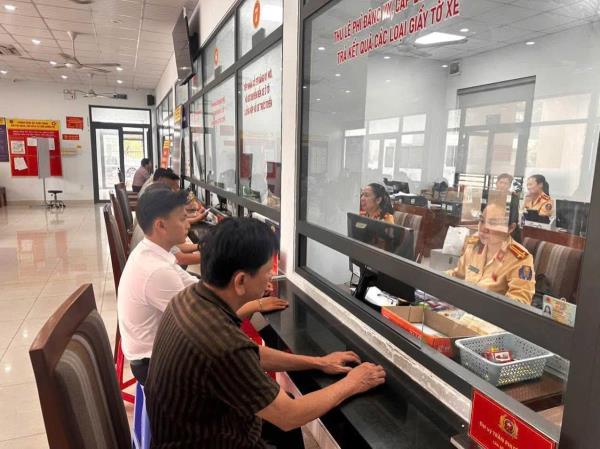 Cảnh sát giao thông Đà Nẵng thông tin về chính sách miễn lệ phí một số thủ tục đăng ký xe
