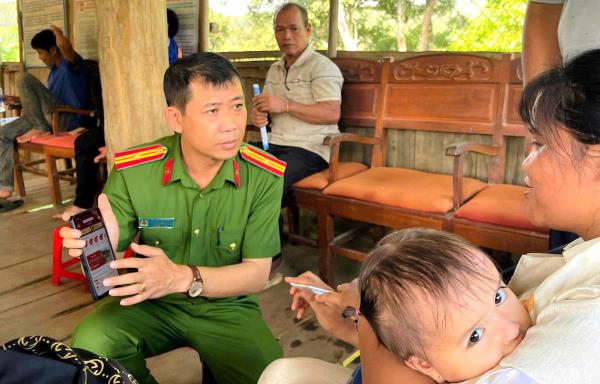 Công an xã Dục Nông giúp người dân nâng cao kỹ năng số