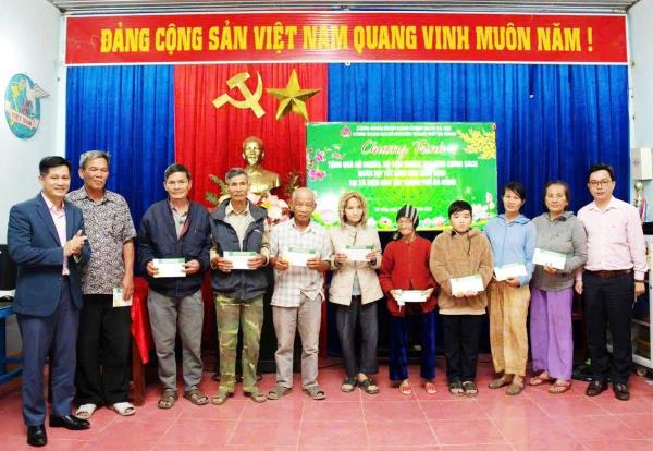 VBSP Đà Nẵng tặng quà tết cho các hộ nghèo ở xã Điện Bàn Tây
