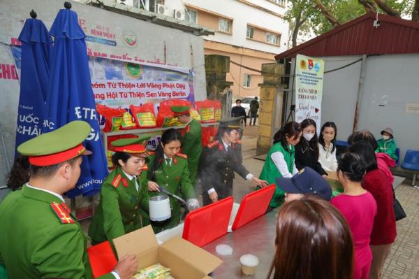 Những suất ăn 0 đồng của cán bộ Công an phường Nghĩa Đô sưởi ấm lòng người bệnh giữa Xuân về