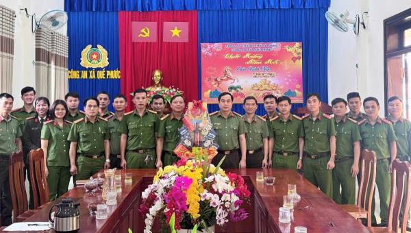 Đại tá Nguyễn Xuân Hoàng thăm, làm việc với Công an xã Quế Phước