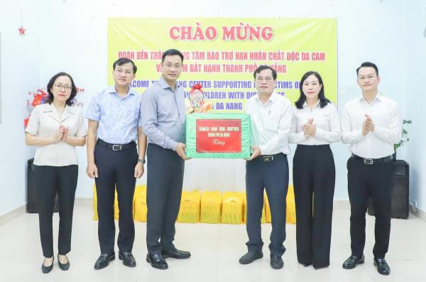 Bí thư Thành ủy Đà Nẵng Lê Ngọc Quang thăm, chúc Tết Trung tâm Bảo trợ nạn nhân chất độc da cam và trẻ em nghèo bất hạnh thành phố