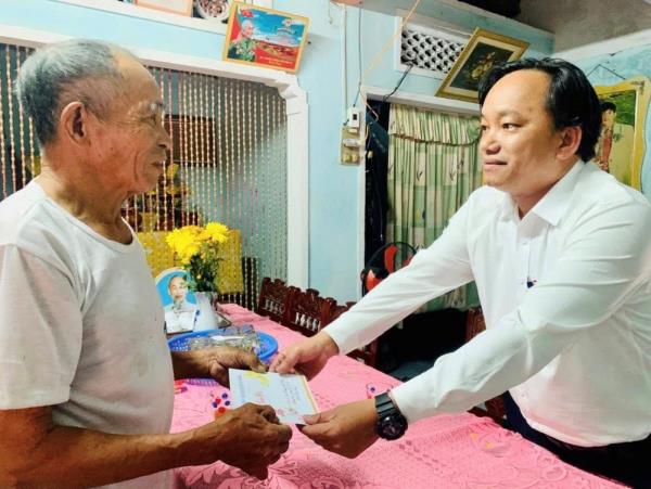 Lãnh đạo xã Thăng Trường thăm, tặng 42 suất quà Tết cho các Mẹ Việt Nam anh hùng, gia đình chính sách