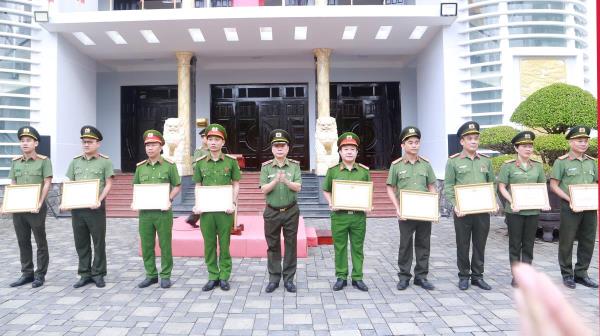 Nhiều tập thể, cá nhân thuộc Công an TP Đà Nẵng được Bộ Công an, UBND TP Đà Nẵng tặng Bằng khen