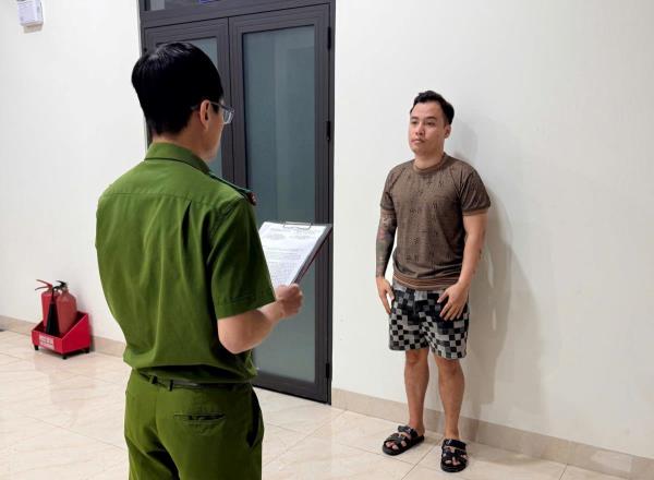 Vận động đối tượng trốn nã ở nước ngoài về đầu thú