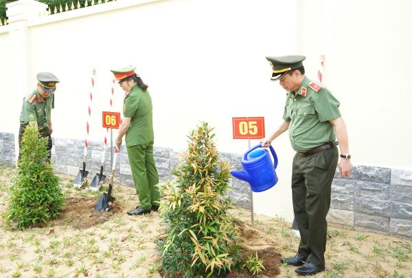 Thiếu tướng Nguyễn Hữu Hợp chủ trì Lễ dâng hương và phát động Tết trồng cây đời đời nhớ ơn Bác Hồ
