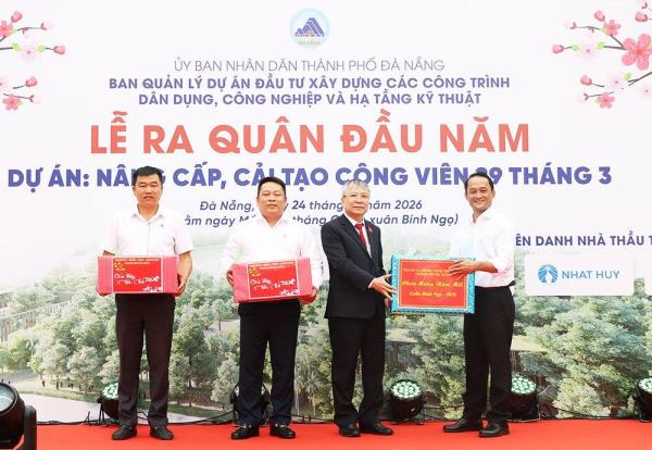Lãnh đạo TP Đà Nẵng thăm, tặng quà, động viên công nhân thi công công trình Công viên 29-3
