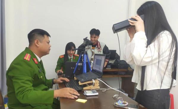 Người dân nườm nượp xông đất Công an phường