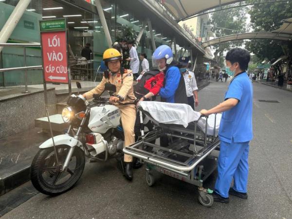 Ngất xỉu trên đường đến bệnh viện, người phụ nữ được CSGT đưa đi cấp cứu