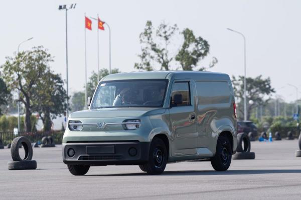 Kích thước gọn, chở nhiều hàng, không tốn tiền xăng: EC Van sinh ra để giao hàng trong phố thị