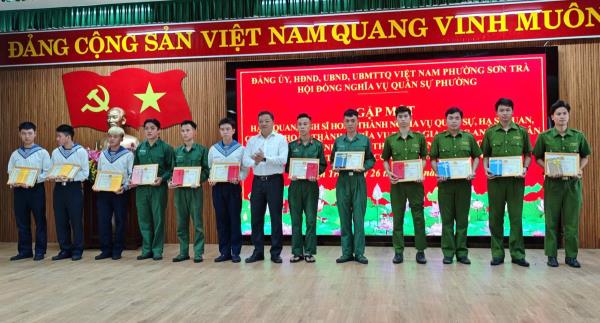 Trao quà động viên tân binh và quân nhân xuất ngũ