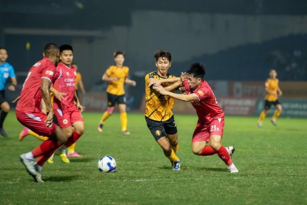 Trước vòng 14 V-League 2025/26: Công an Hà Nội cùng Alan vô đối