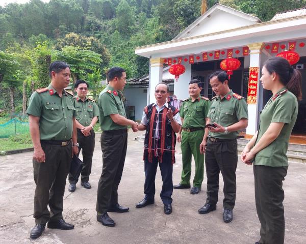 Đại tá Nguyễn Đại Đồng thăm Già làng và Người có uy tín xã Hòa Vang