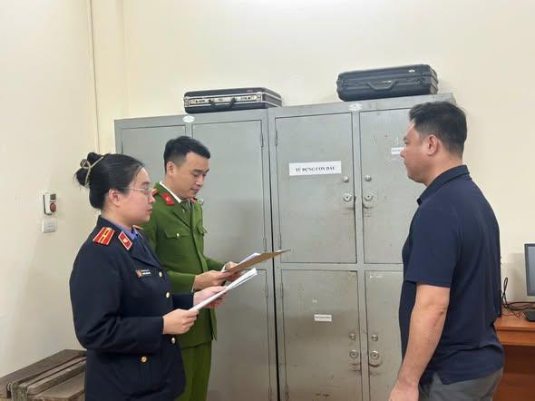 Khởi tố người đàn ông nhà có nhiều ô-tô ở Hà Tĩnh sau khi khóa đầu, khóa đuôi xe người khác