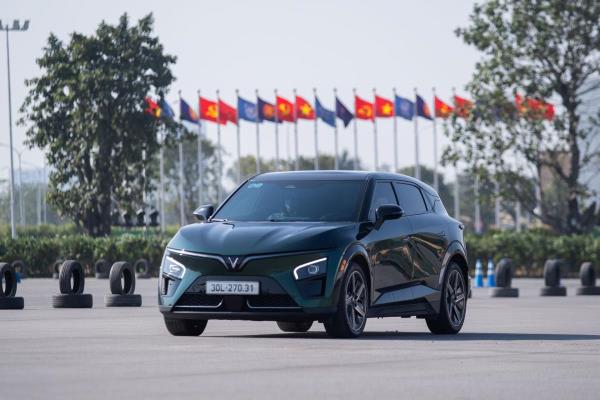 Mua VinFast VF 7 lúc này, hưởng trọn bộ ba ưu đãi: Lãi suất cố định, 0 đồng vốn đối ứng, sạc miễn phí 3 năm