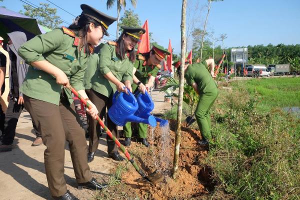 Chung tay trồng cây, xây dựng nông thôn mới nâng cao tại xã Bà Nà