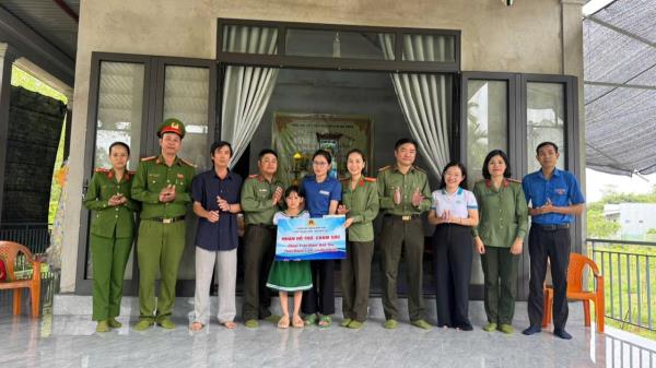 Hội Phụ nữ, Đoàn Thanh niên Công an TP Huế nhận đỡ đầu 5 hoàn cảnh đặc biệt khó khăn sau thiên tai