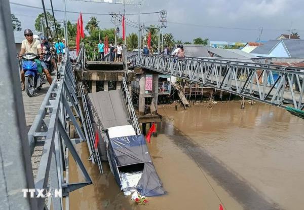 Sập cầu ở Cần Thơ khiến một xe tải chở gạo rơi xuống sông