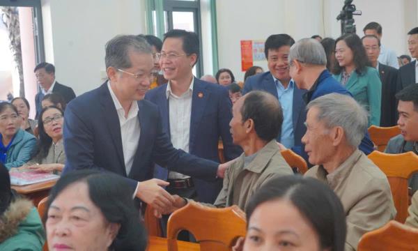 Chánh án TAND tối cao Nguyễn Văn Quảng lắng nghe, cam kết bảo vệ quyền lợi chính đáng của cử tri Lâm Đồng