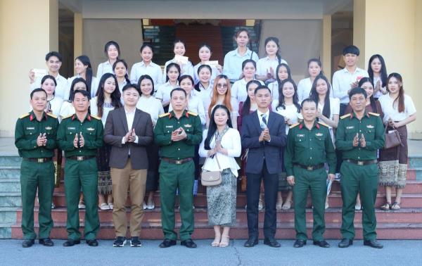 Bộ CHQS TP Đà Nẵng gặp mặt sinh viên Lào và con em cán bộ quân đội