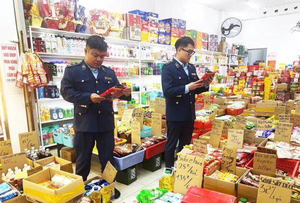 Phát hiện 2 cơ sở kinh doanh thực phẩm nhập lậu và quá hạn sử dụng