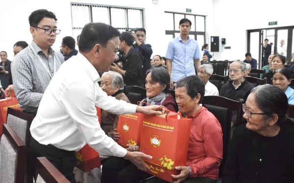 Thường trực Ban Bí thư Trần Cẩm Tú thăm, chúc Tết gia đình chính sách, người dân có hoàn cảnh khó khăn tại TP Đà Nẵng
