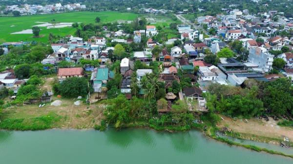 Vướng mặt bằng, đường ven sông Hương thi công dang dở