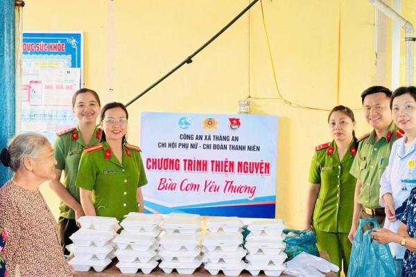 Ấm áp chương trình Bữa cơm yêu thương