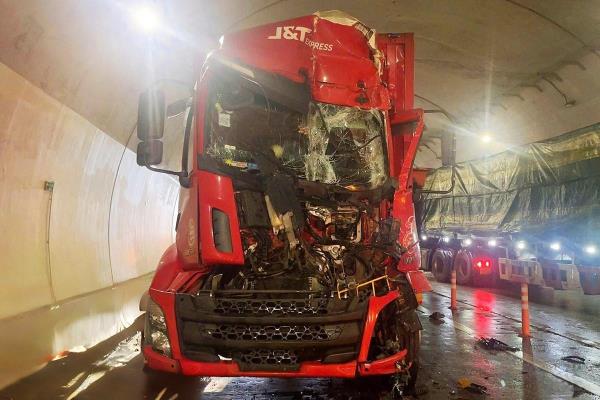 Tai nạn liên hoàn trong hầm đèo