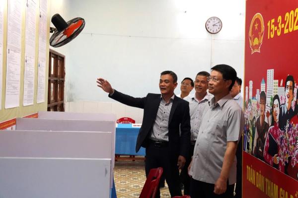 Phó Bí thư Thành ủy Đà Nẵng Ngô Xuân Thắng kiểm tra công tác chuẩn bị bầu cử tại phường Hương Trà