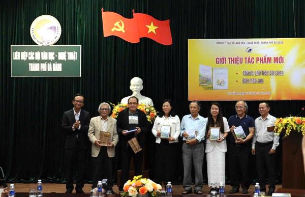 Ra mắt hai tuyển tập thơ về quê hương và con người xứ Quảng