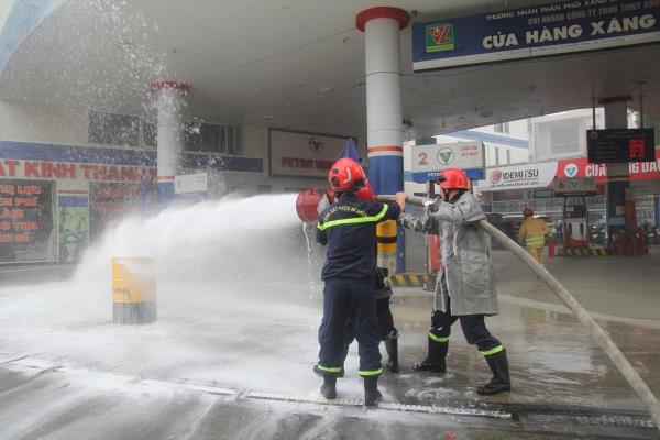 Diễn tập chữa cháy tại cửa hàng xăng dầu có quy mô lớn