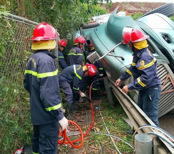 Cảnh sát kịp thời cứu tài xế mắc kẹt trong cabin