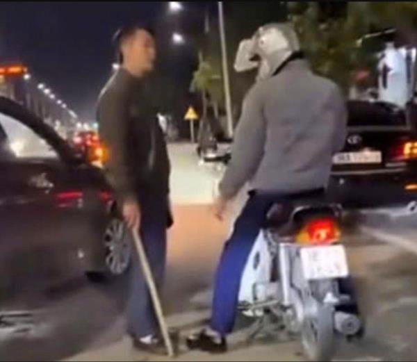 Tài xế ô-tô tác động người đi xe máy