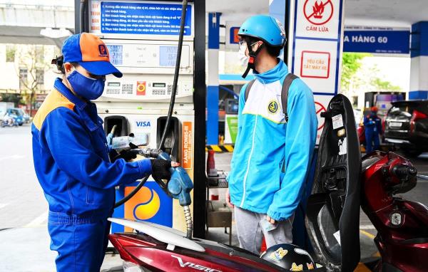 Tiếp tục điều chỉnh giá xăng, dầu