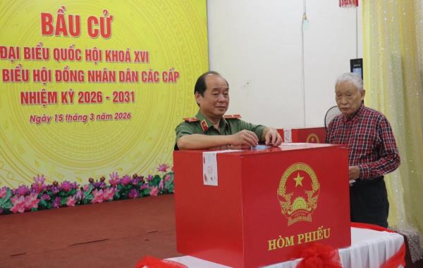 Thiếu tướng Nguyễn Hữu Hợp dự khai mạc, bỏ phiếu bầu cử tại phường Hải Châu