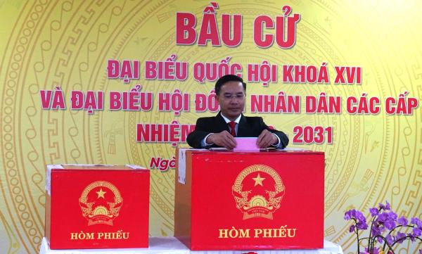 Chủ tịch UBND TP Đà Nẵng dự khai mạc và bỏ phiếu tại phường Hải Châu