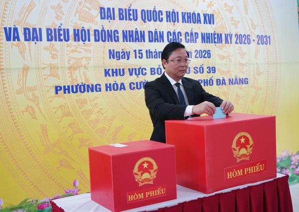 Chủ tịch Ủy ban MTTQ Việt Nam thành phố Đà Nẵng Lê Trí Thanh dự khai mạc, bỏ phiếu tại Khu vực bỏ phiếu số 39, phường Hòa Cường