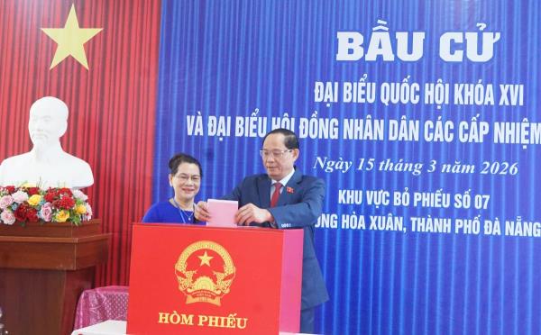 Phó Chủ tịch Quốc hội Trần Quang Phương kiểm tra công tác chuẩn bị bầu cử và tham gia bỏ phiếu tại Đà Nẵng